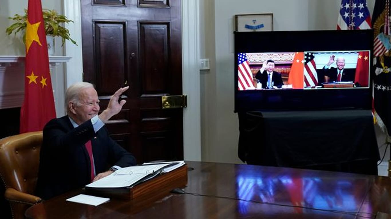 US-Präsident Joe Biden (l) und Chinas Staatspräsident Xi Jinping begrüßen sich zu Beginn des Online-Gipfels.