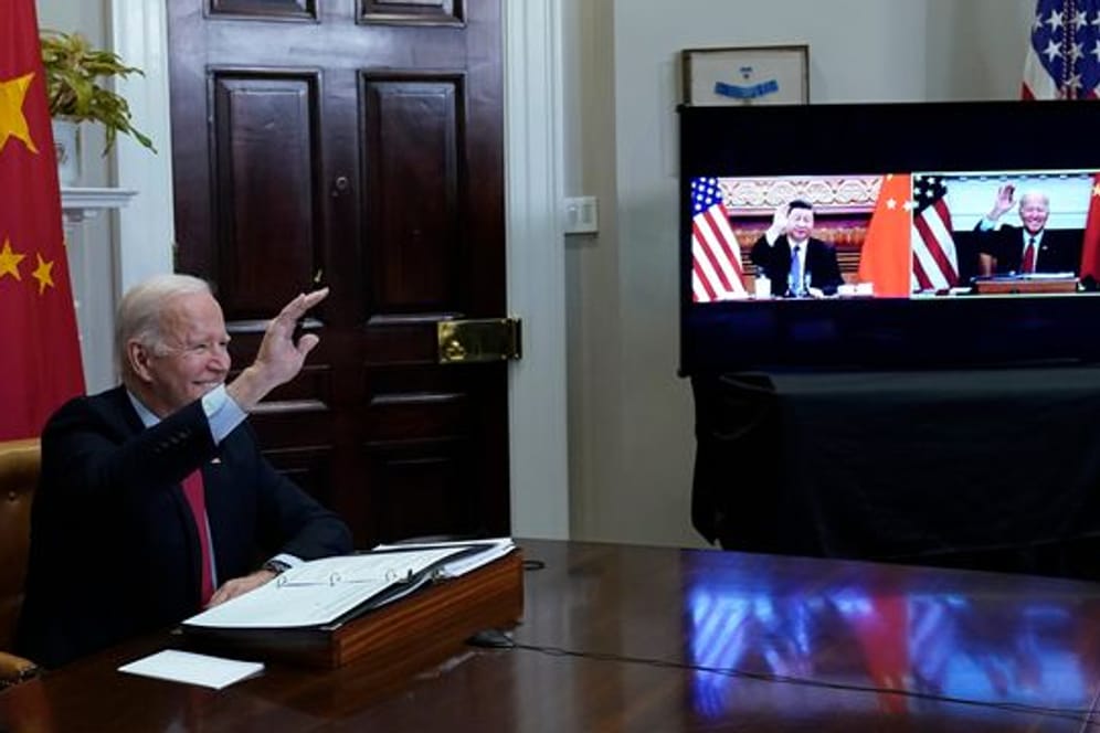 US-Präsident Joe Biden (l) und Chinas Staatspräsident Xi Jinping begrüßen sich zu Beginn des Online-Gipfels.