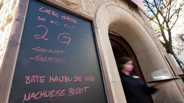 An einem Restaurant im Stuttgarter Westen hängt ein Schild mit dem Hinweis auf die 2G-Regel. An einem Restaurant im Stuttgarter Westen hängt ein Schild mit dem Hinweis auf die 2G-Regel.