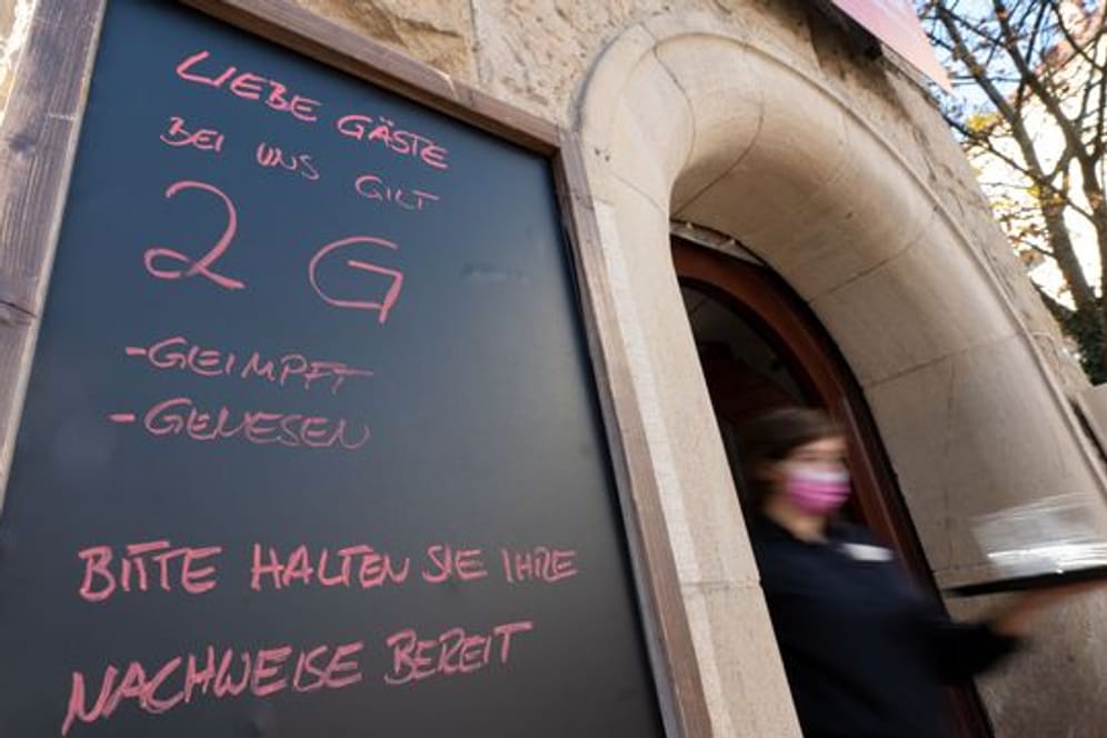 An einem Restaurant im Stuttgarter Westen hängt ein Schild mit dem Hinweis auf die 2G-Regel.