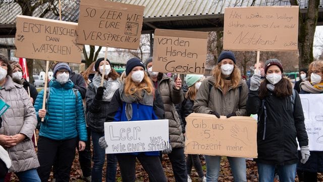 "Erst Klatschen - dann Watschen": Warnstreik vor dem Klinikum in Großhadern, München. "Erst Klatschen - dann Watschen": Warnstreik vor dem Klinikum in Großhadern, München.