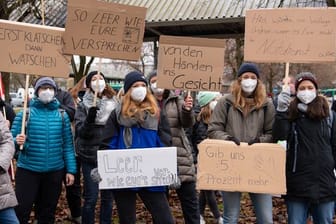 "Erst Klatschen - dann Watschen": Warnstreik vor dem Klinikum in Großhadern, München.