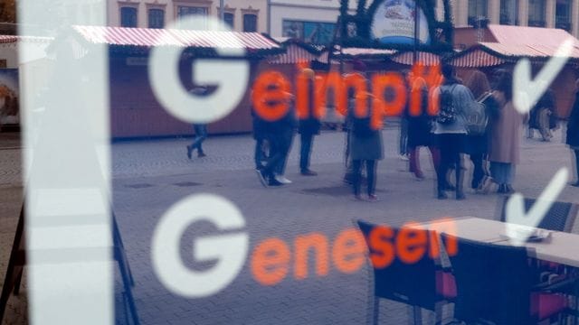 Ein Restaurant in Leipzig weist Gäste auf die 2G-Regel hin.