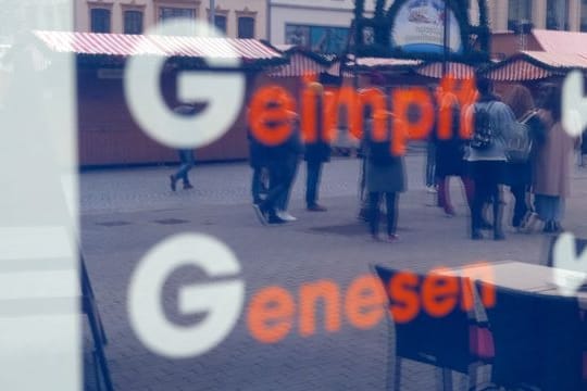 Ein Restaurant in Leipzig weist Gäste auf die 2G-Regel hin.