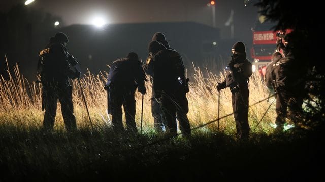 Polizisten bei der Suche nach der 16-Jährigen in einem Waldgebiet. Polizisten bei der Suche nach der 16-Jährigen in einem Waldgebiet.