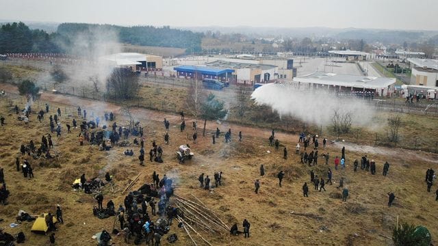 Polnische Grenzsoldaten setzen Wasserwerfer gegen Migranten ein.