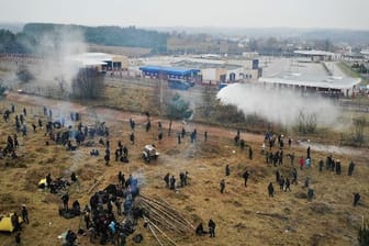 Polnische Grenzsoldaten setzen Wasserwerfer gegen Migranten ein.