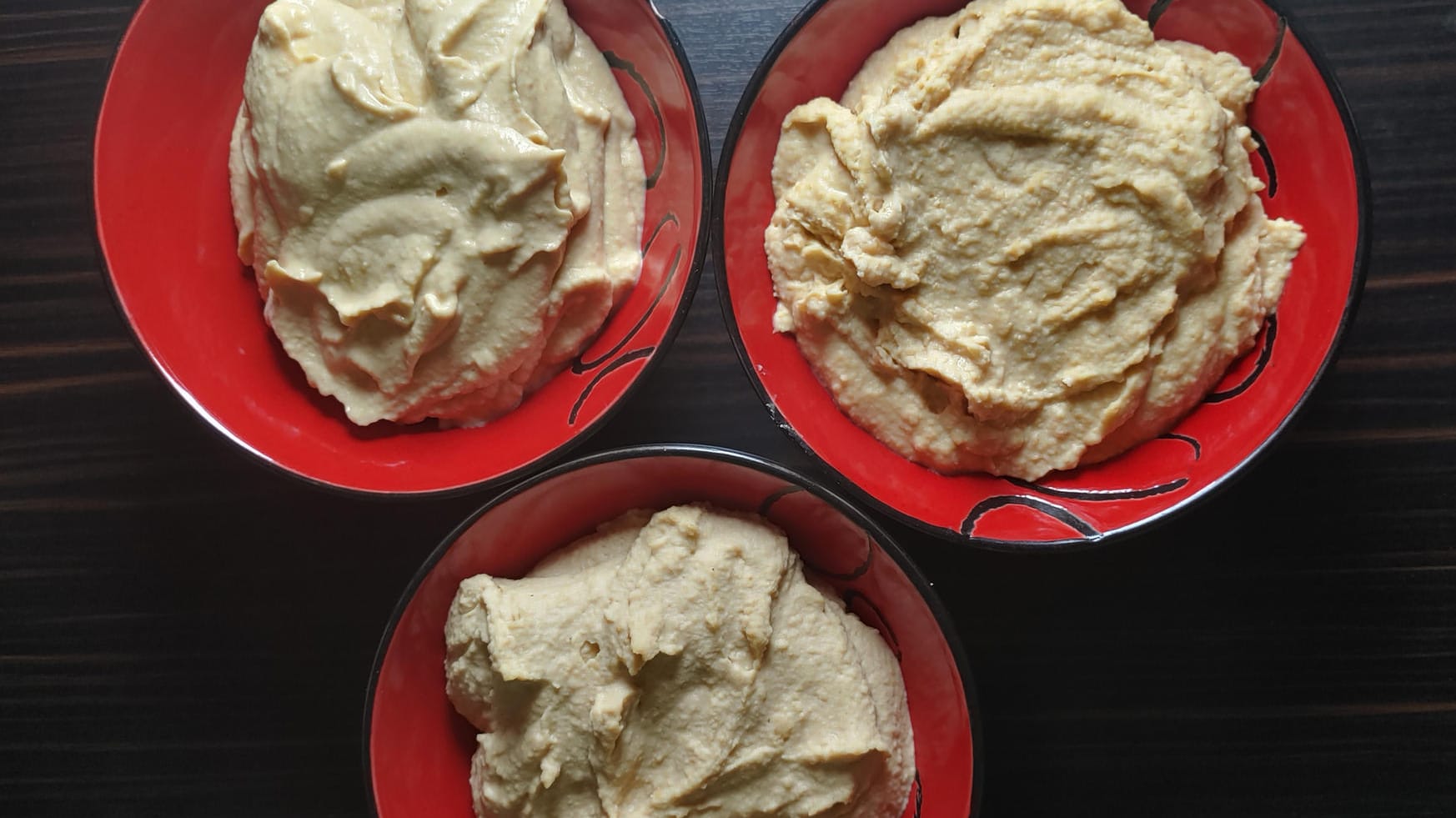 Der Bosch-Standmixer macht das cremigste Hummus: Die Stabmixer von Braun und Philips zerkleinern die Kichererbsen nur grob (von links nach rechts).