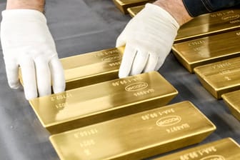 Goldbarren (Symbolbild): Das Edelmetall gilt als sichere Anlage in Krisen, die Inflationsängste lassen die Goldpreise wieder anziehen.