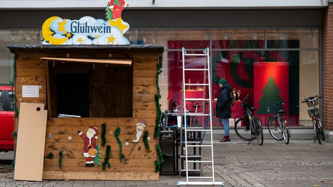 Ein Glühweinstand wird auf dem Weihnachtsmarkt am Rotkreuzplatz in München aufgebaut.