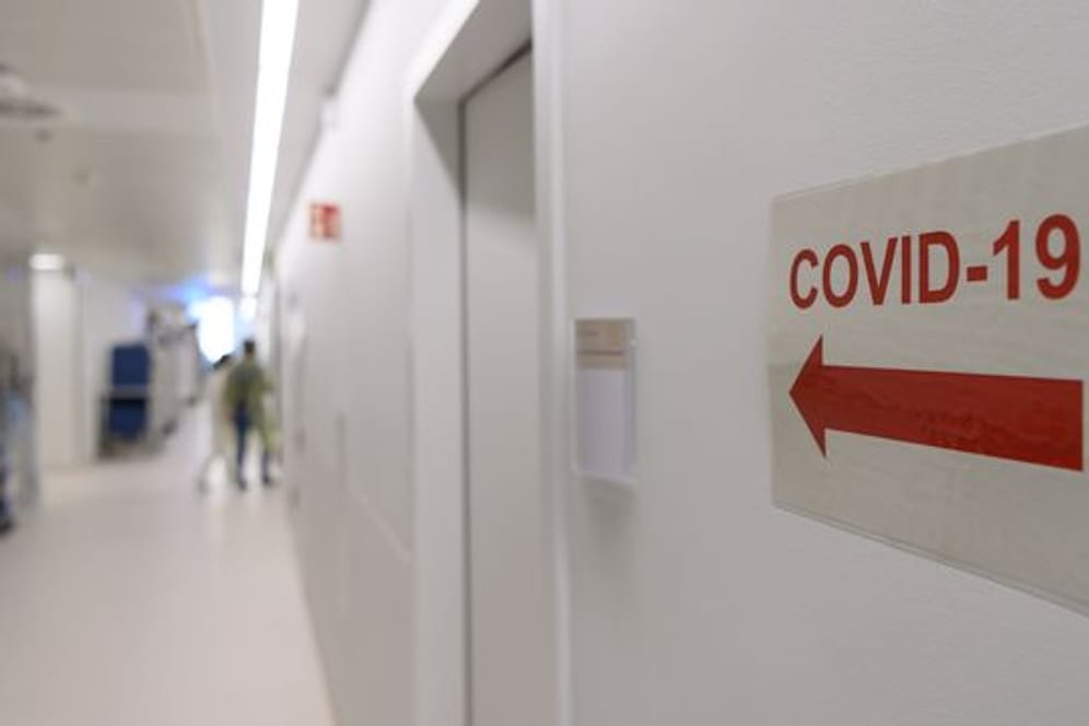 Ein Schild weist in einer Klinik den Weg zur Corona-Intensivstation.