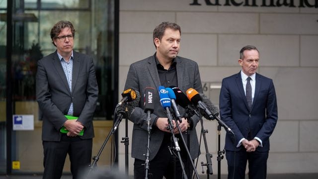 SPD-Generalsekretär Lars Klingbeil (M), Grünen-Bundesgeschäftsführer Michael Kellner (l) und FDP-Generalsekretär Volker Wissing geben am Rande der Koalitionsverhandlungen in Berlin ein Pressestatement ab. SPD-Generalsekretär Lars Klingbeil (M), Grünen-Bundesgeschäftsführer Michael Kellner (l) und FDP-Generalsekretär Volker Wissing geben am Rande der Koalitionsverhandlungen in Berlin ein Pressestatement ab.