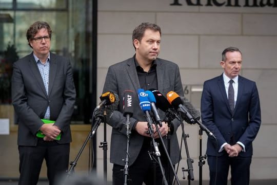 SPD-Generalsekretär Lars Klingbeil (M), Grünen-Bundesgeschäftsführer Michael Kellner (l) und FDP-Generalsekretär Volker Wissing geben am Rande der Koalitionsverhandlungen in Berlin ein Pressestatement ab.
