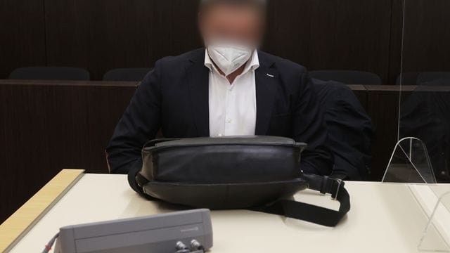 Der Hochstapler auf der Anklagebank in Düsseldorf.