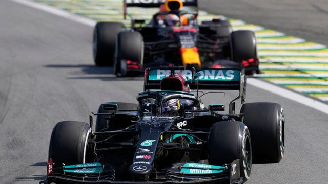 Kämpfen um den WM-Titel 2021: Lewis Hamilton (vorne) und Max Verstappen.