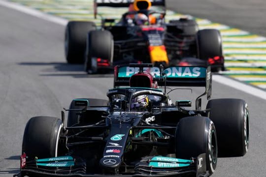 Kämpfen um den WM-Titel 2021: Lewis Hamilton (vorne) und Max Verstappen.