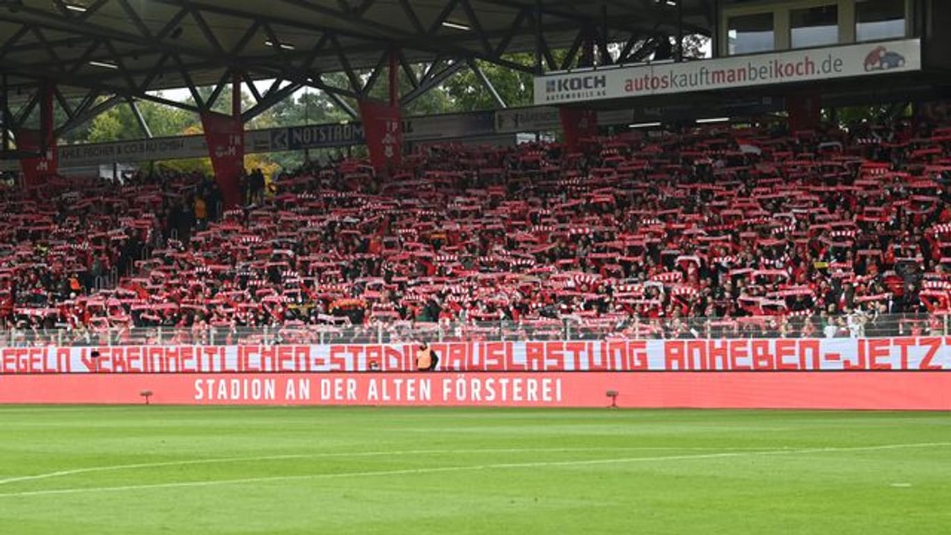 Das Berliner Derby zwischen Union und Hertha BSC kann vor ausverkauftem Haus stattfinden.