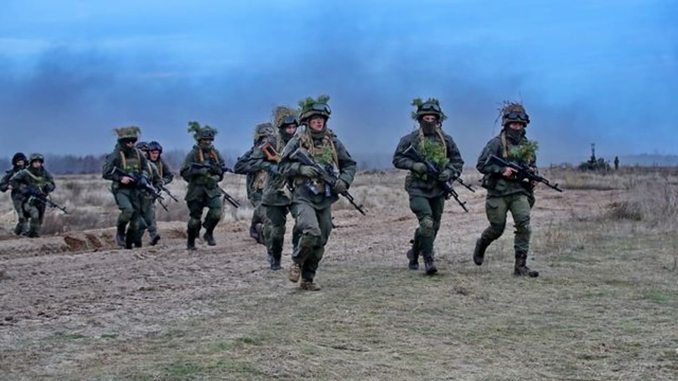 Ukrainische Soldaten durchqueren ein Feld im Ort Stare südlich der Haupstadt Kiew.