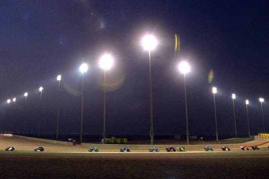 Die Formel 1 feiert unter Flutlicht ihre Rennpremiere in Doha.