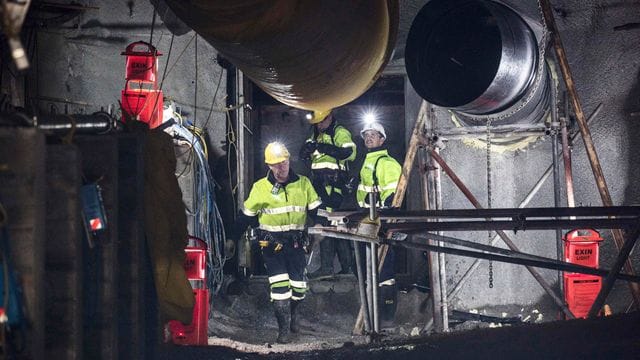 Arbeiter öffnen 2019 die erste der beiden Schleusentüren in der Pike River Mine. Arbeiter öffnen 2019 die erste der beiden Schleusentüren in der Pike River Mine.