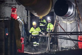 Arbeiter öffnen 2019 die erste der beiden Schleusentüren in der Pike River Mine.