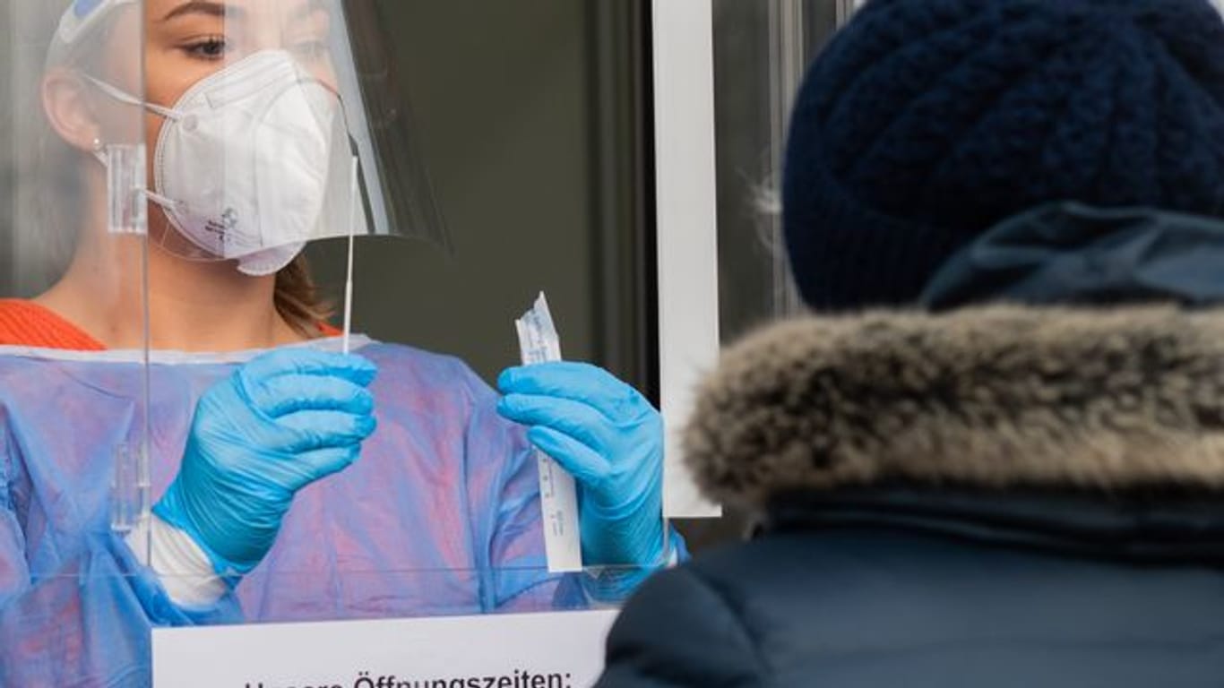 Eine medizinische Mitarbeiterin in Hannover-Laatzen testet eine Patientin auf das Corona-Virus.