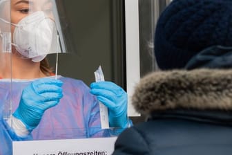 Eine medizinische Mitarbeiterin in Hannover-Laatzen testet eine Patientin auf das Corona-Virus.
