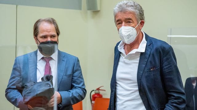 Thomas Pekny (r) vor Prozessbeginn mit seinem Anwalt Florian Zenger. Thomas Pekny (r) vor Prozessbeginn mit seinem Anwalt Florian Zenger.