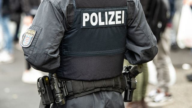 Bei der Großrazzia sind mehrere Hundert Polizisten in Einsatz.