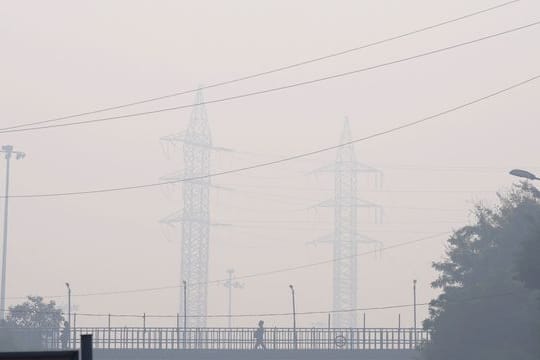 Morgendlicher Dunst und giftige Smog in Neu Delhi.