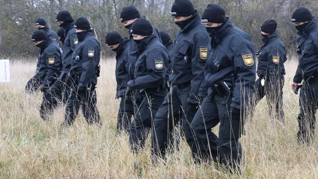 Polizeibeamte suchen auf einer Wiese nach Spuren, nachdem auf dem Gelände eine 16-Jährige tot aufgefunden worden ist. Polizeibeamte suchen auf einer Wiese nach Spuren, nachdem auf dem Gelände eine 16-Jährige tot aufgefunden worden ist.
