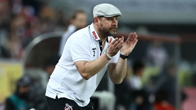 Kölns Trainer Steffen Baumgart gestikuliert.