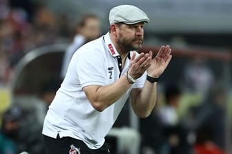 Kölns Trainer Steffen Baumgart gestikuliert.