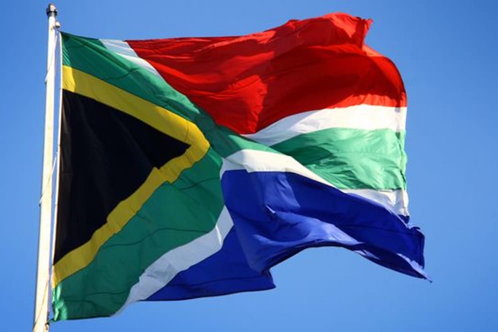 In Südafrika wird jemand erst von einem öffentlichen Amt ausgeschlossen, wenn eine Haftstrafe von mehr als einem Jahr vorliegt.