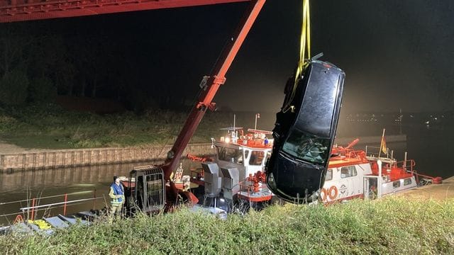 Das Auto eines Anglers wird am frühen Mittwochmorgen am Duisburger Hafen aus dem Wasser gezogen. Das Auto eines Anglers wird am frühen Mittwochmorgen am Duisburger Hafen aus dem Wasser gezogen.