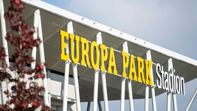 Der SC Freiburg darf seine Heimspiele wegen einer Anwohnerklage derzeit nicht an Freitagabenden austragen. Der SC Freiburg darf seine Heimspiele wegen einer Anwohnerklage derzeit nicht an Freitagabenden austragen.
