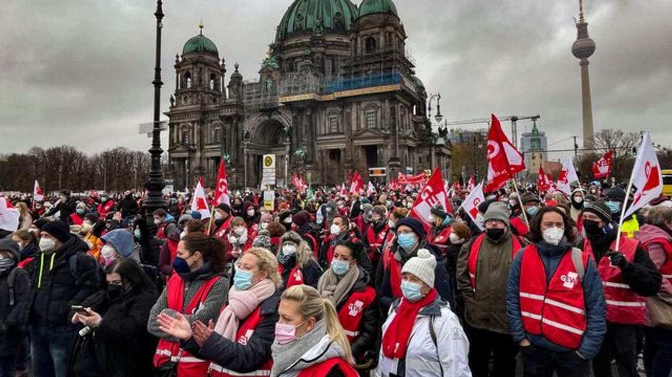 Teilnehmer am Warnstreik und an der Demonstration von Beschäftigten der Berliner Bürger- und Ordnungsämter und bei der Polizei demonstrieren und streiken im Lustgarten unweit des Berliner Doms.
