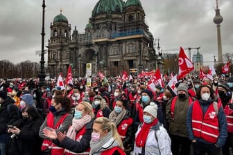Teilnehmer am Warnstreik und an der Demonstration von Beschäftigten der Berliner Bürger- und Ordnungsämter und bei der Polizei demonstrieren und streiken im Lustgarten unweit des Berliner Doms.