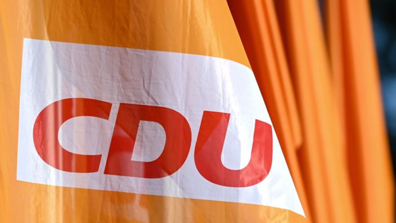 Fahnen mit dem Parteilogo der CDU wehen vor dem Tagungssaal des Landesparteitages der CDU Sachsen-Anhalt in Leuna.
