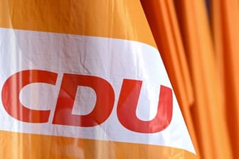 Fahnen mit dem Parteilogo der CDU wehen vor dem Tagungssaal des Landesparteitages der CDU Sachsen-Anhalt in Leuna.