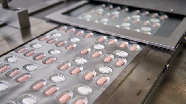 Dieses von Pfizer via AP zur Verfügung gestellte Bild zeigt die vom Unternehmen hergestellten Pillen gegen Covid-19.