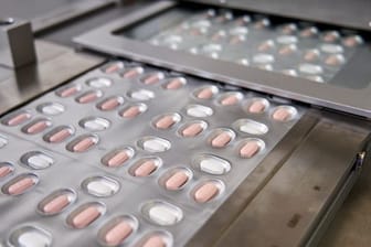 Dieses von Pfizer via AP zur Verfügung gestellte Bild zeigt die vom Unternehmen hergestellten Pillen gegen Covid-19.
