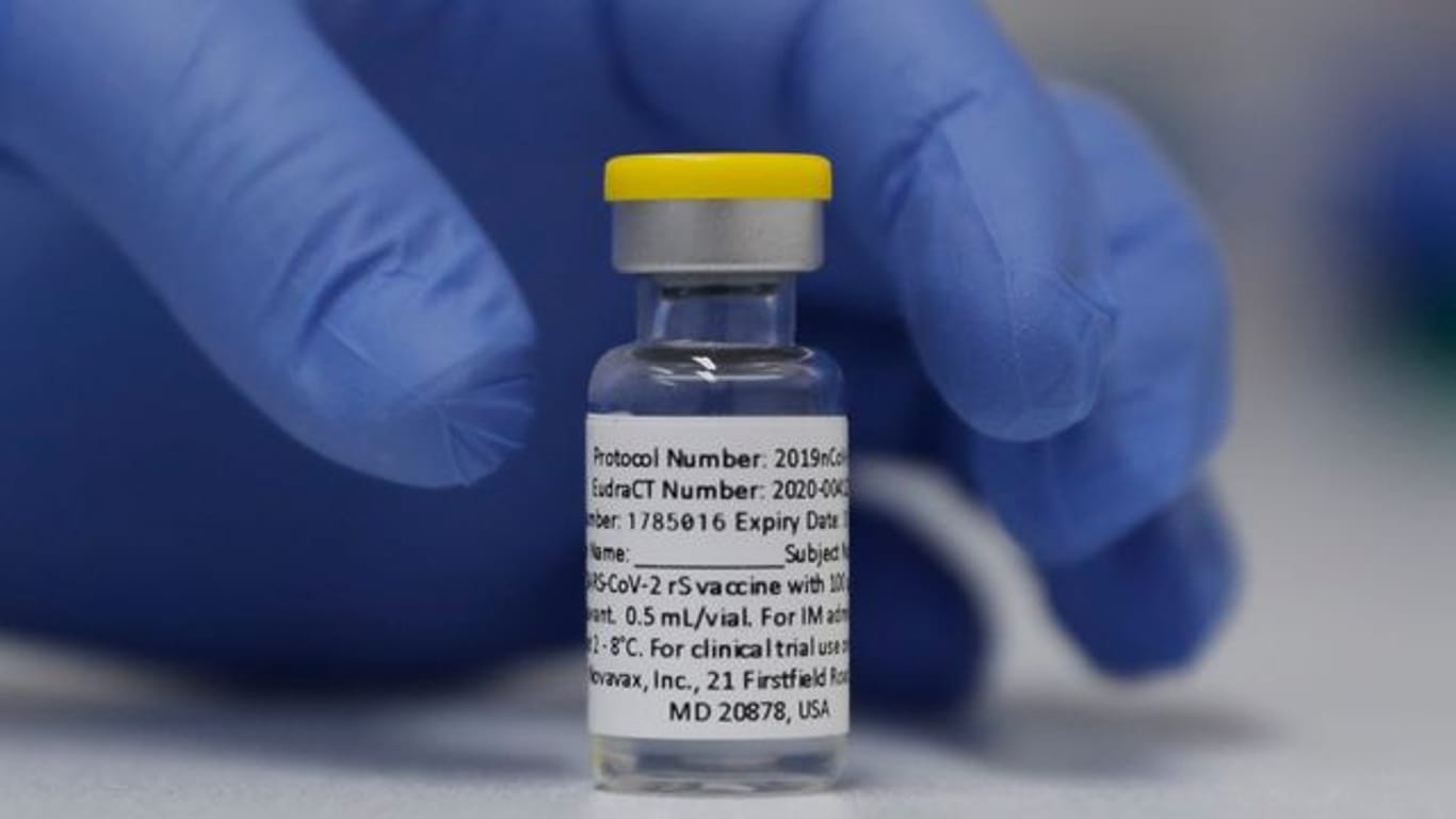 Eine Ampulle mit dem Corona-Impfstoff von Novavax steht während einer Studie im St.