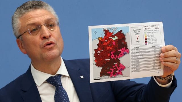 Lothar Wieler, RKI-Präsident, stellt vor der Bundespressekonferenz eine Grafik mit den neuesten Corona-Zahlen vor.