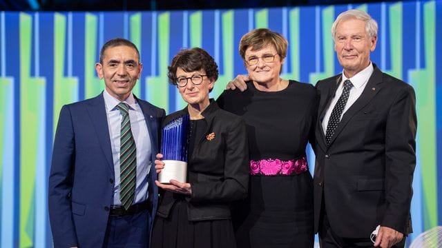 Ugur Sahin (l-r), seine Frau Özlem Türeci, Gründer des Mainzer Corona-Impfstoff-Entwicklers Biontech, Katalin Kariko, Senior Vizepräsidentin von Biontech, und Christoph Huber, Gründer von Biontech.