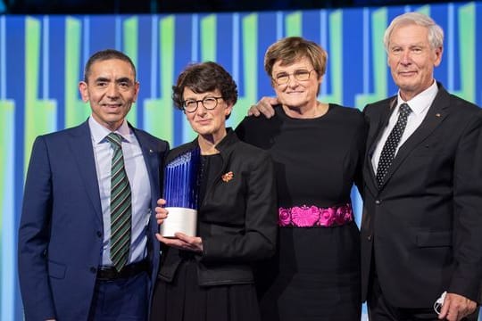 Ugur Sahin (l-r), seine Frau Özlem Türeci, Gründer des Mainzer Corona-Impfstoff-Entwicklers Biontech, Katalin Kariko, Senior Vizepräsidentin von Biontech, und Christoph Huber, Gründer von Biontech.