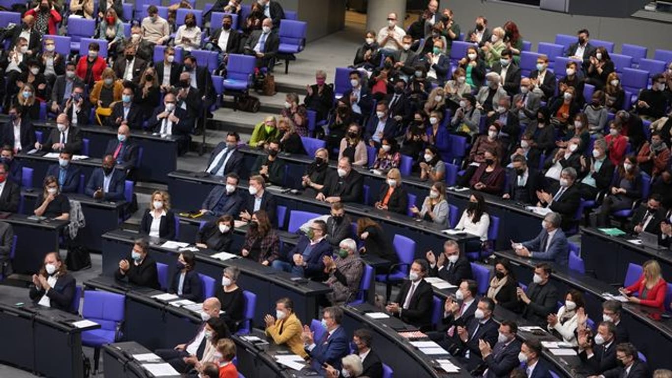 Im Bundestag wird über den weiteren Kurs in der Corona-Pandemie diskutiert.