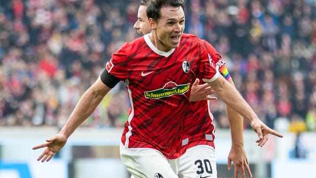 Freiburgs Nicolas Höfler jubelt nach einem Tor.