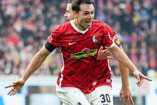 Freiburgs Nicolas Höfler jubelt nach einem Tor.