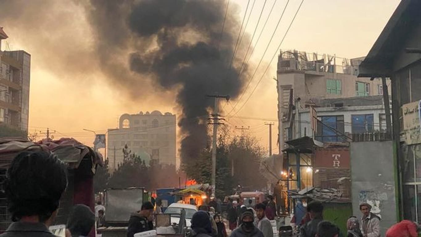 Rauch steigt nach einer Bombenexplosion vergangene Woche in Kabul in den Himmel auf.
